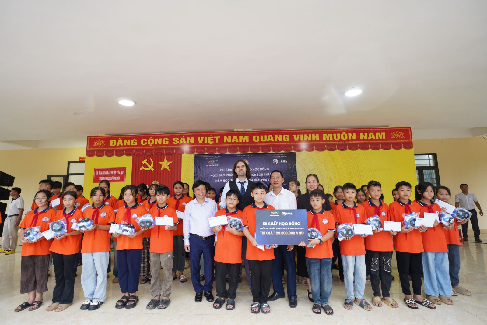 FSEL phối hợp cùng Quỹ Tấm lòng Việt trao 100 suất học bổng 